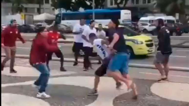 Torcedores de Fluminense e Corinthians brigam em Copacabana (Reprodução/Internet)