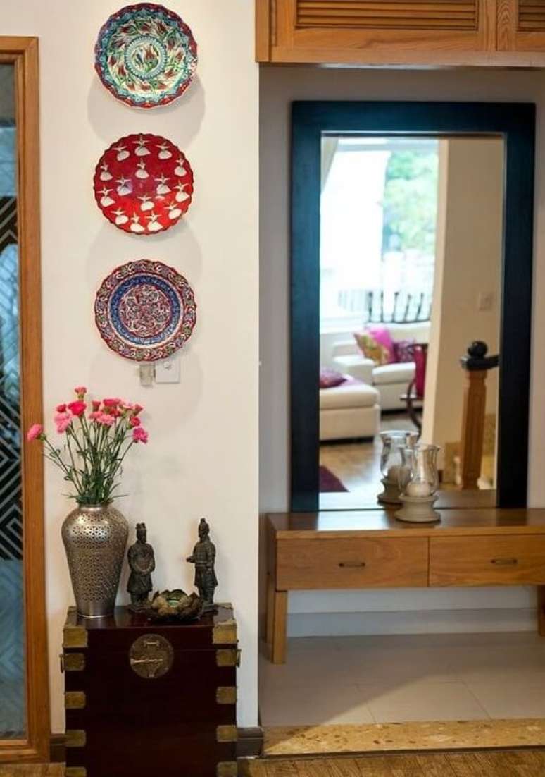 45. Os pratos decorativos podem ser expostos em paredes pequenas. Fonte: The Oriental Charmer