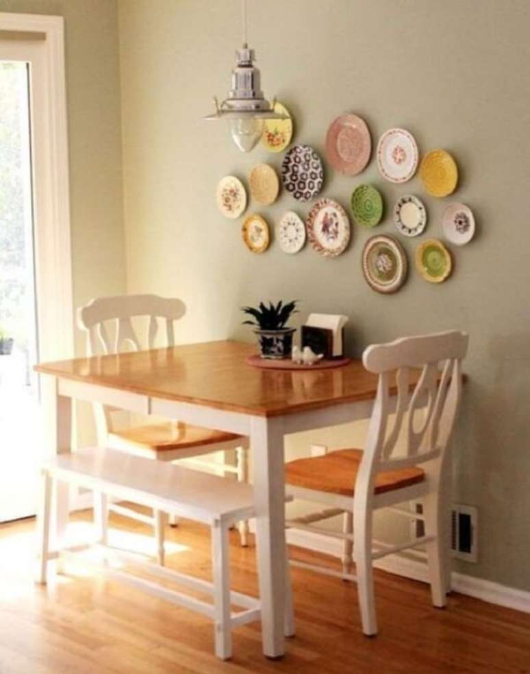 36. Parede com pratos decorativos coloridos. Fonte: Panelaterapia