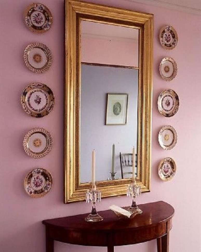 32. Pratos decorativos alinhados com o espelho. Fonte: Martha Stewart Living