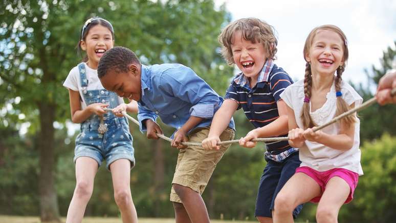 Brincar deve fazer parte da infância de toda criança