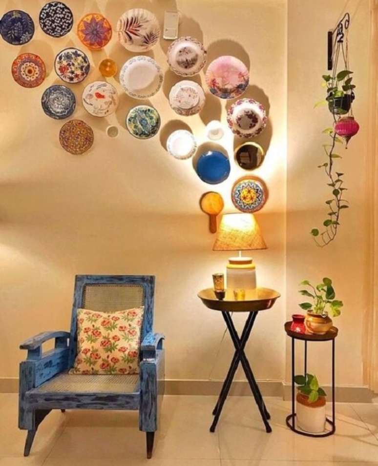 49. Os pratos decorativos de parede se transformam em uma verdadeira obra de arte. Fonte: Ariyona Interior