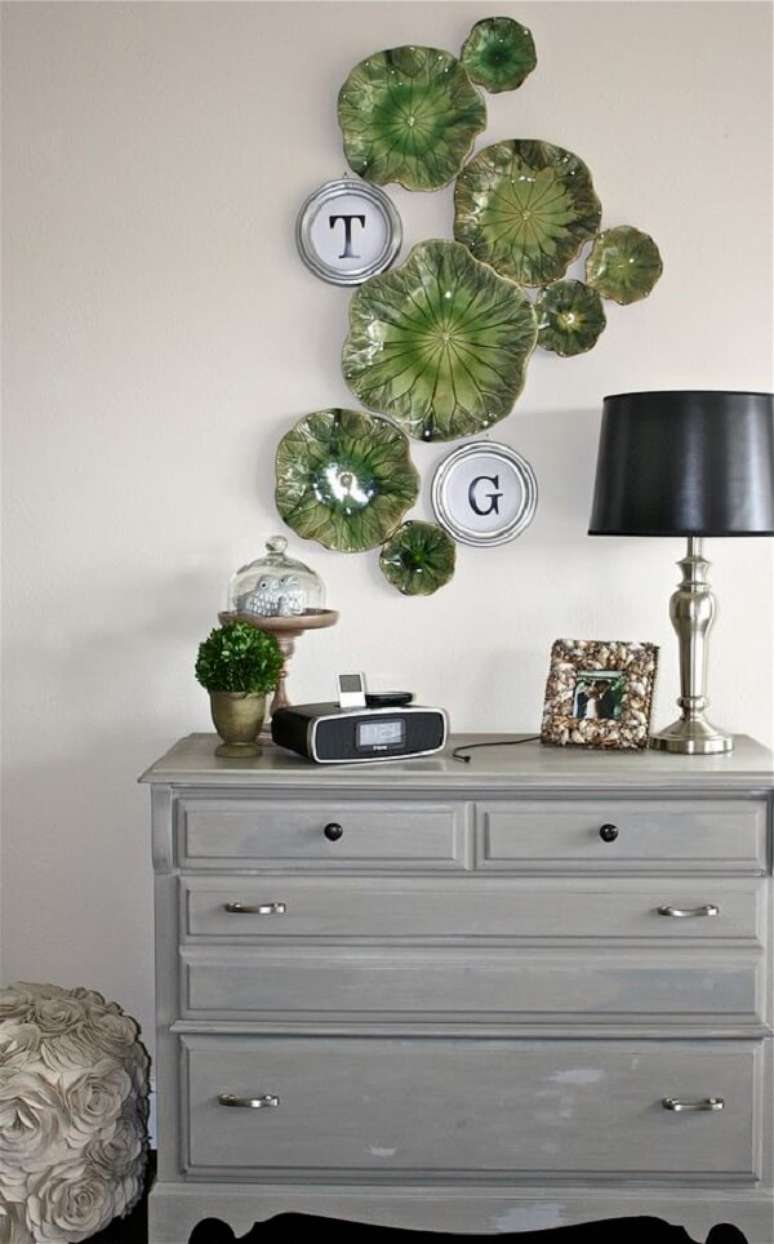 58. Crie uma linda decora&ccedil;&atilde;o com pratos na parede. Fonte: Little Cottage On The Pond