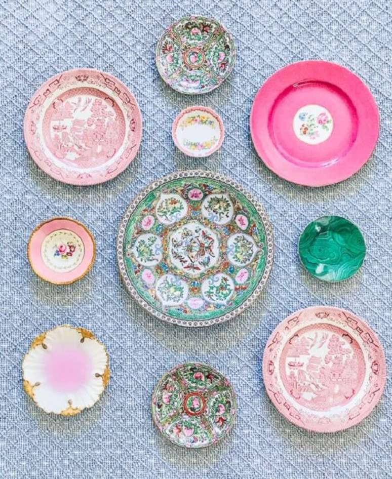 53. Existem diversos modelos de pratos decorativos no mercado. Fonte: Pender & Peony