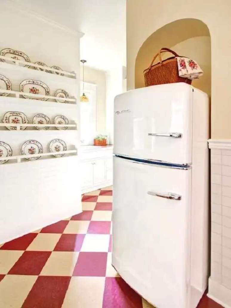 5. Suporte para pratos decorativos: se for uma &aacute;rea de passagem voc&ecirc; pode colocar os pratos decorativos para parede sobre uma prateleira. Fonte: Decor F&aacute;cil