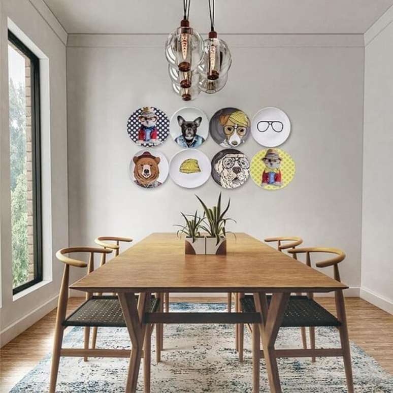 16. Se inspire com essa parede com pratos decorativos. Fonte: Plates Gallery