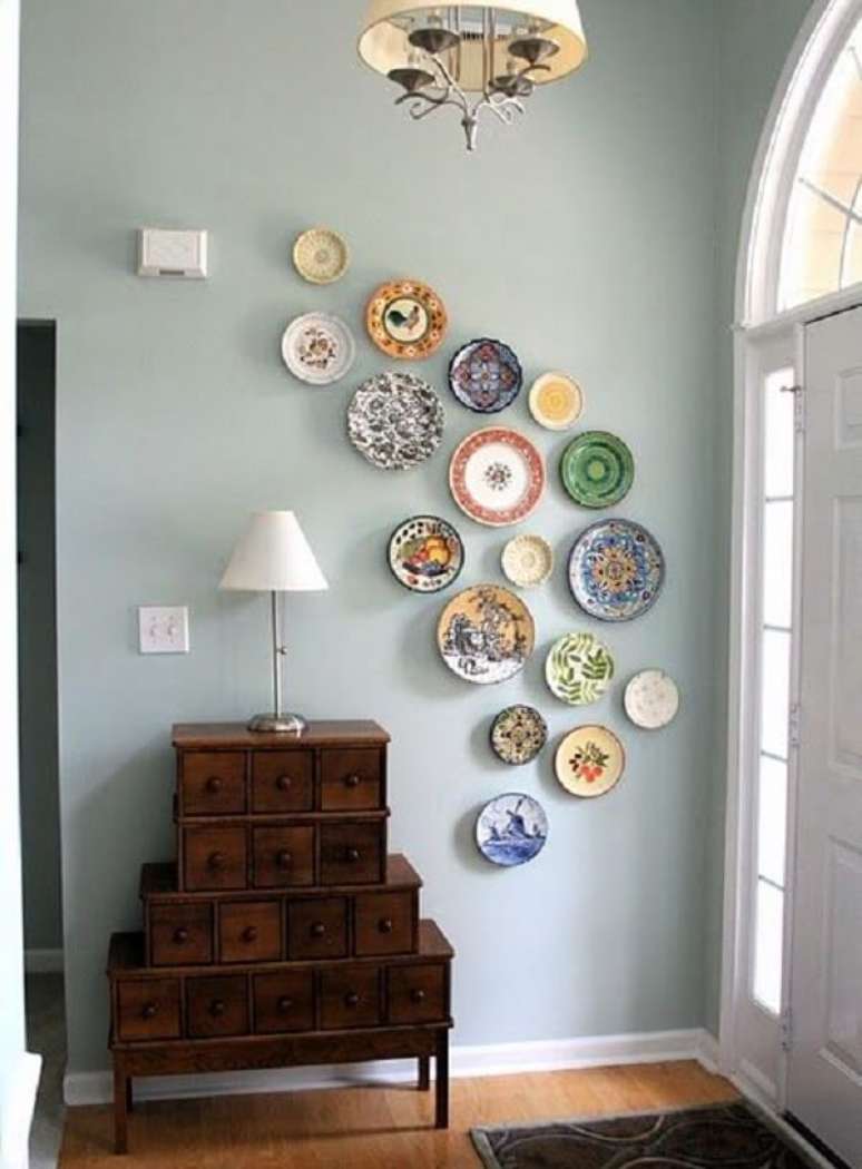 64. Os pratos decorativos mudam completamente o decor. Fonte: Sweet Home Living