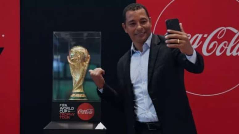 Gilberto Silva com a taça da Copa do Mundo (Foto: Divulgação / Site oficial da Fifa)