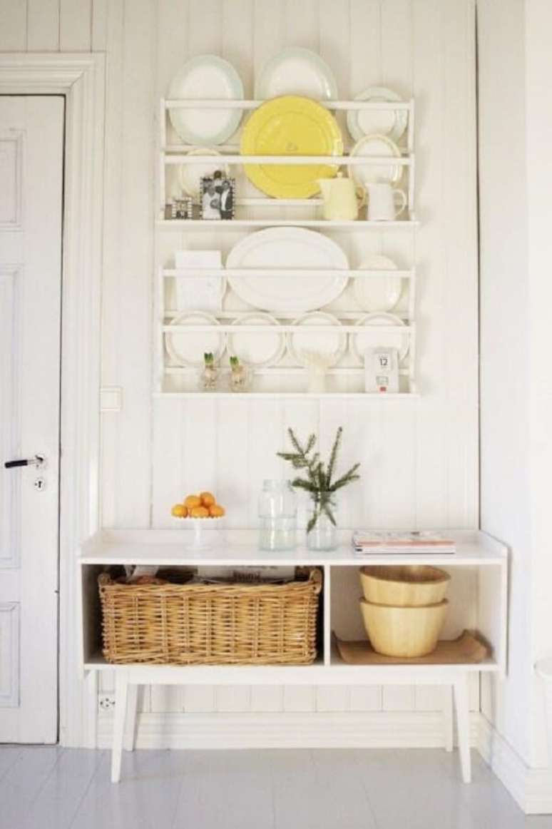 13. Suporte para pratos decorativos: as prateleiras suspensas evitam que os pratos caiam da parede. Fonte: Decor F&aacute;cil