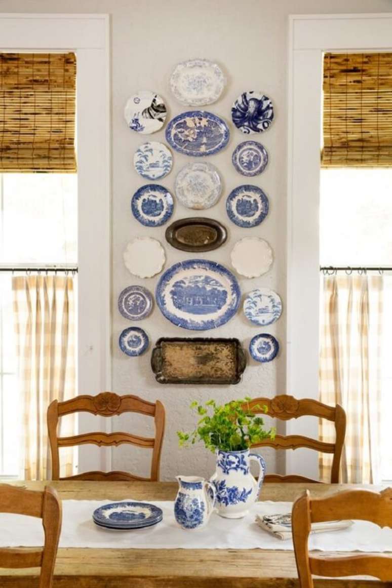 52. O prato decorativo e uma maneira bem antiga de decorar a parede. Fonte: Laurel Bern