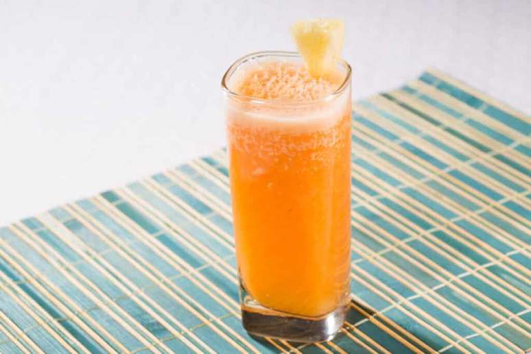 Suco detox de abacaxi com erva-doce, limão e coco | Foto: Guia da Cozinha