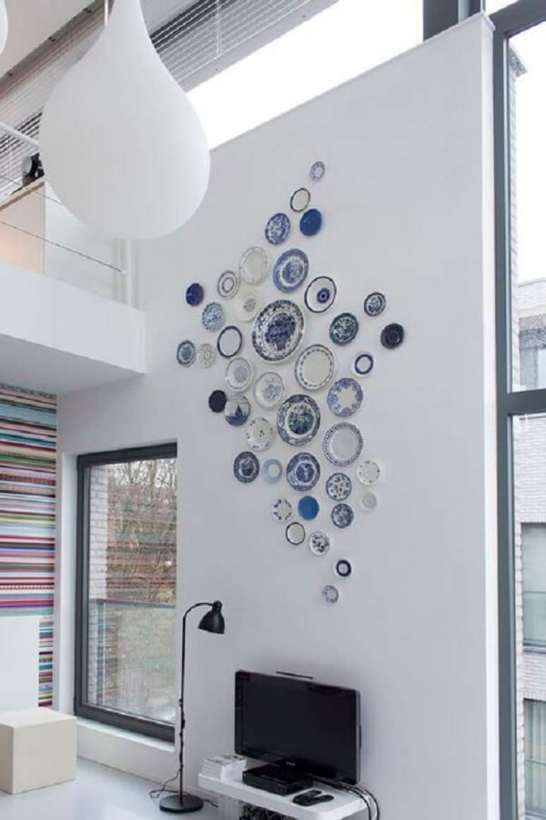 63. A parede branca ganha vida com os pratos decorativos. Fonte: Loja Visschers Ramaekers