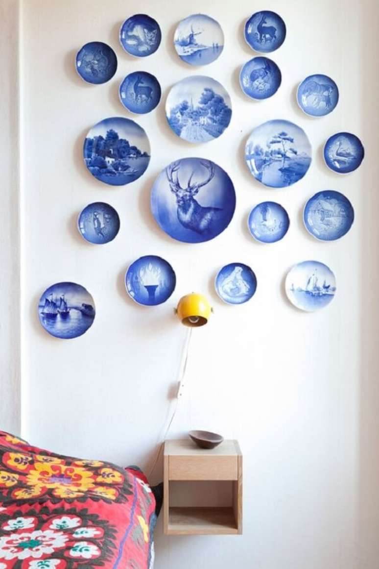 46. Os pratos decorativos foram usados para decorar quarto. Fonte: Casa de Valentina
