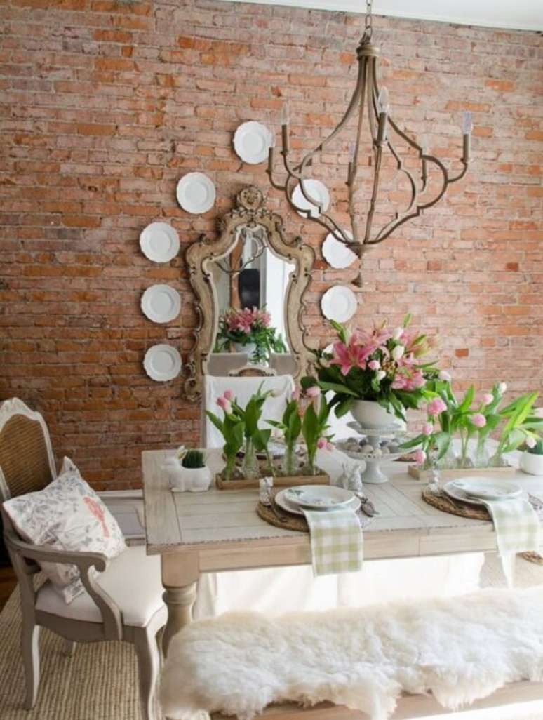 35. Parede de tijolinho e pratos decorativos brancos. Fonte: Home Stories A to Z