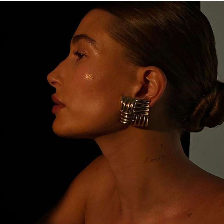 Hailey criou produtos para deixar a pele iluminada apenas com skincare (Reprodu&ccedil;&atilde;o / Instagram @haileybieber)