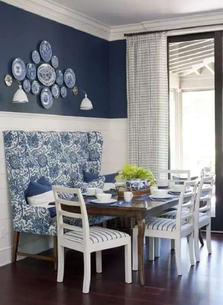20. Sala de jantar com canto alem&atilde;o e pratos decorativos. Fonte: Blanco Interiores