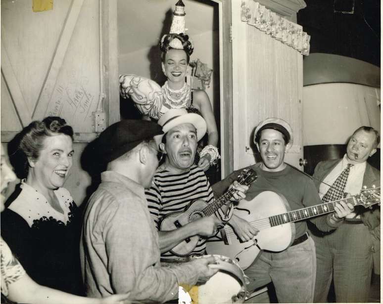 O músico José do Patrocínio Oliveira tocando com a cantora Carmen Miranda