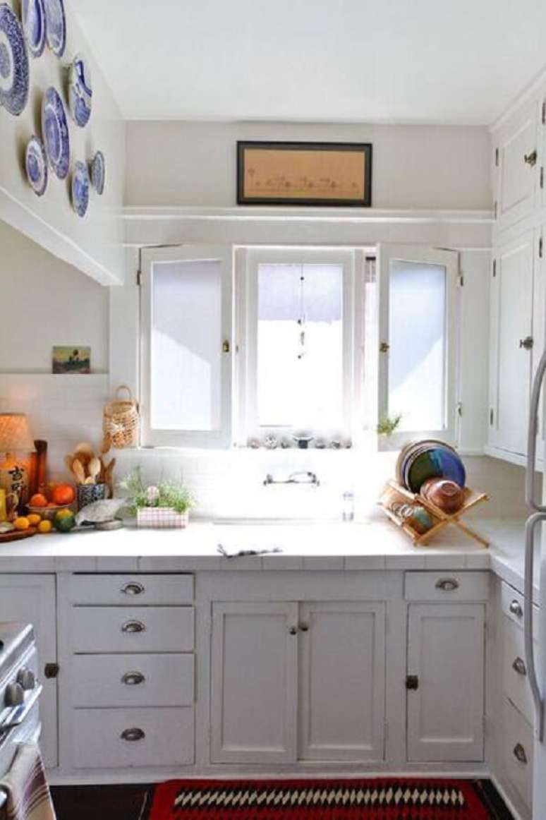 25. Preencha m cantinho com pratos decorativos para cozinha. Fonte: Lolafa