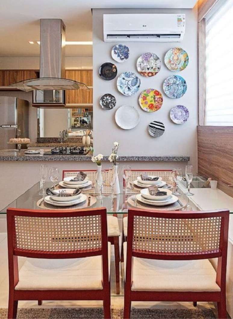 15. Sala de jantar com pratos decorativos para parede. Fonte: Fashionismo