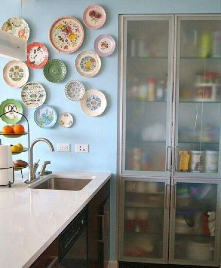 26. Pratos decorativos para cozinha alegram o decor. Fonte: Decor F&aacute;cil