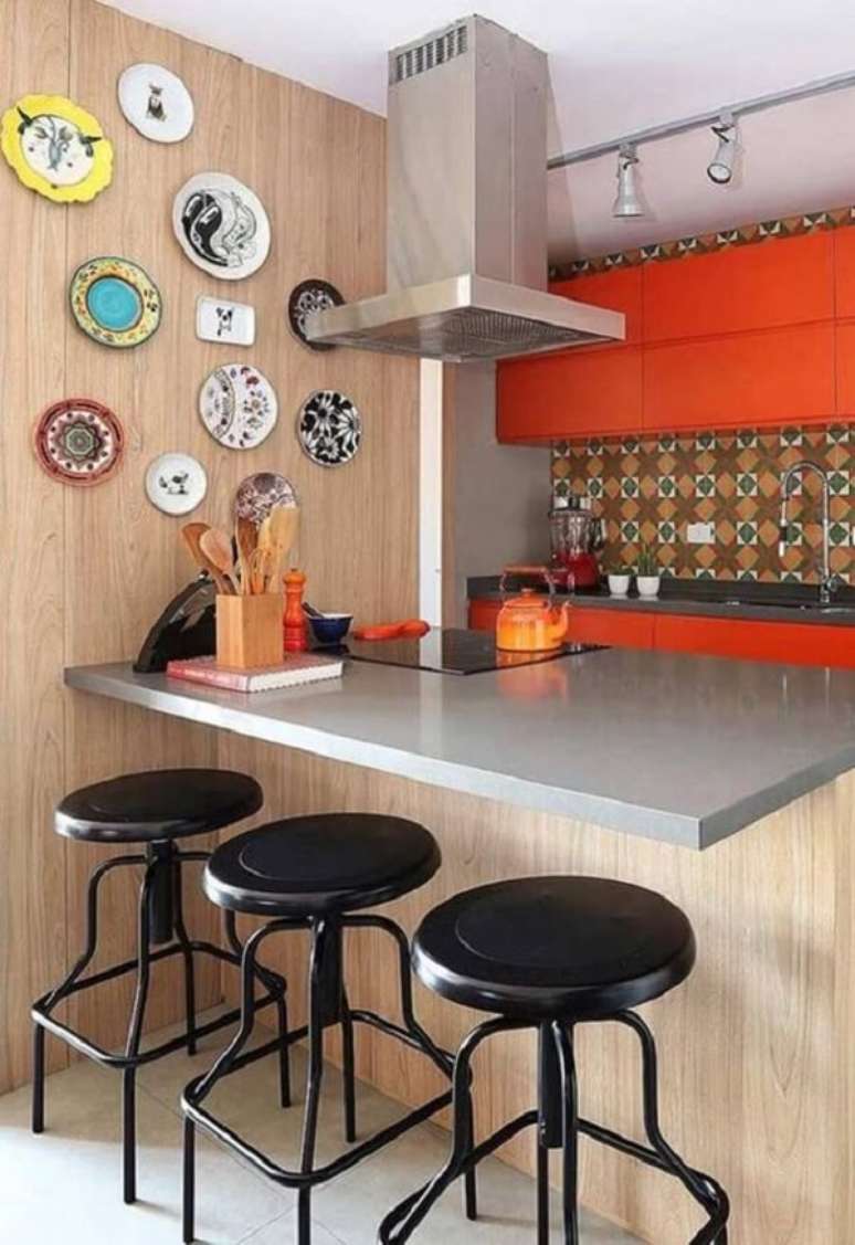 34. Parede com pratos decorativos: use e abuse de diferentes modelos. Fonte: Solteiras Noivas e Casadas