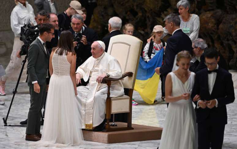 Papa Francisco à frente de bandeira da Ucrânia em audiência geral nesta quarta-feira (24)