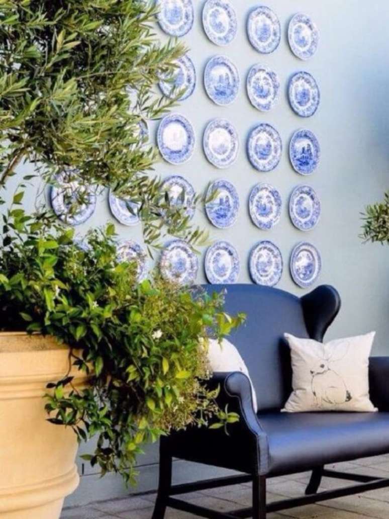 38. Os pratos decorativos trazem vida para um cantinho da casa perdido. Fonte: Decoratorist