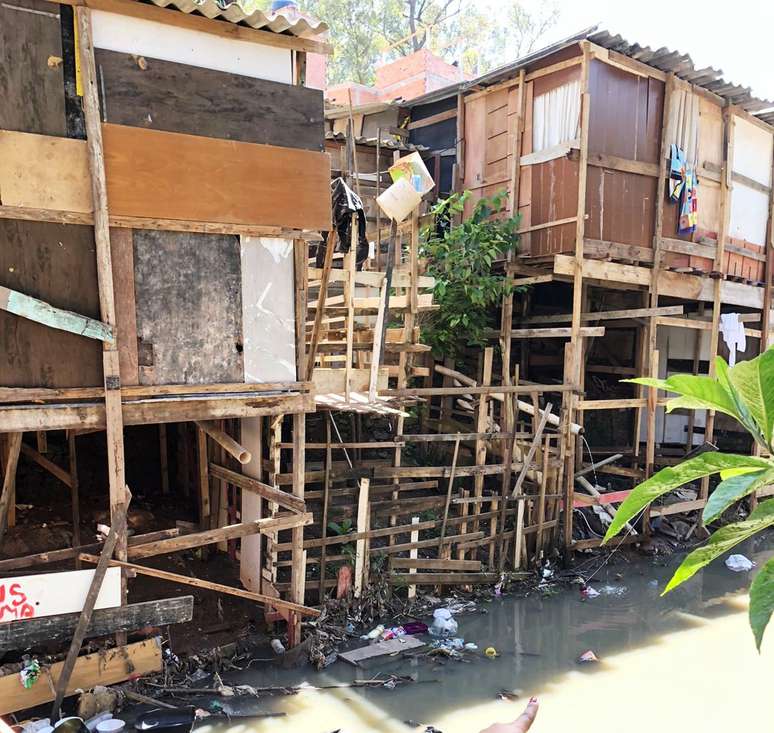 Sobre palafitas improvisadas, moradores da favela das Travinhas temem a força do córrego que corta o local @Gabriel Finamore/Arquivo pessoal