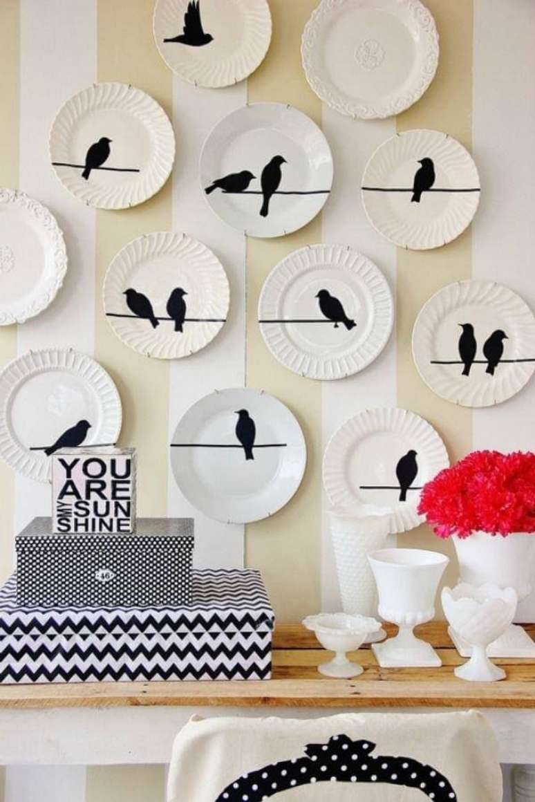 33. Pratos decorativos com desenho de p&aacute;ssaros. Fonte: Decor F&aacute;cil