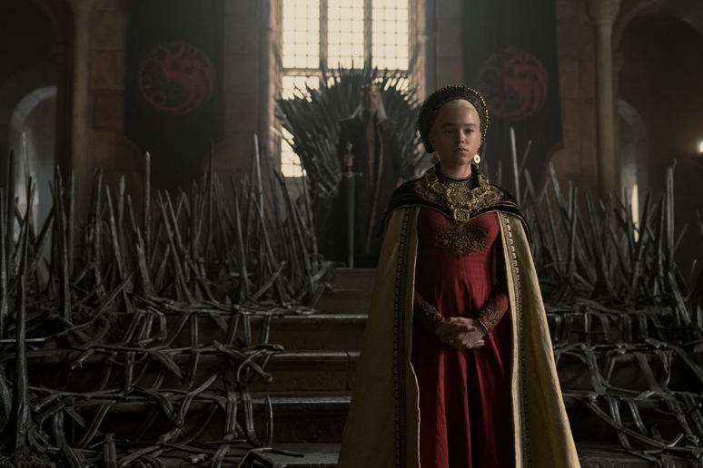 Em “A Casa do Dragão”, a filha do rei Viserys, Rhaenyra, é indicada como a herdeira direta depois de um desentendimento do rei - que não tem filhos homens - com o seu irmão, Daemon Targaryen.