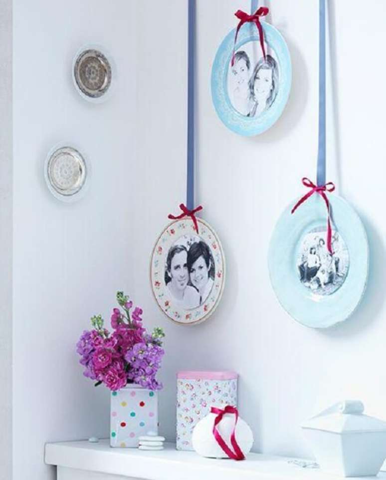 60. As fitas podem sustentar os pratos decorativos na parede. Fonte: Decor Facil