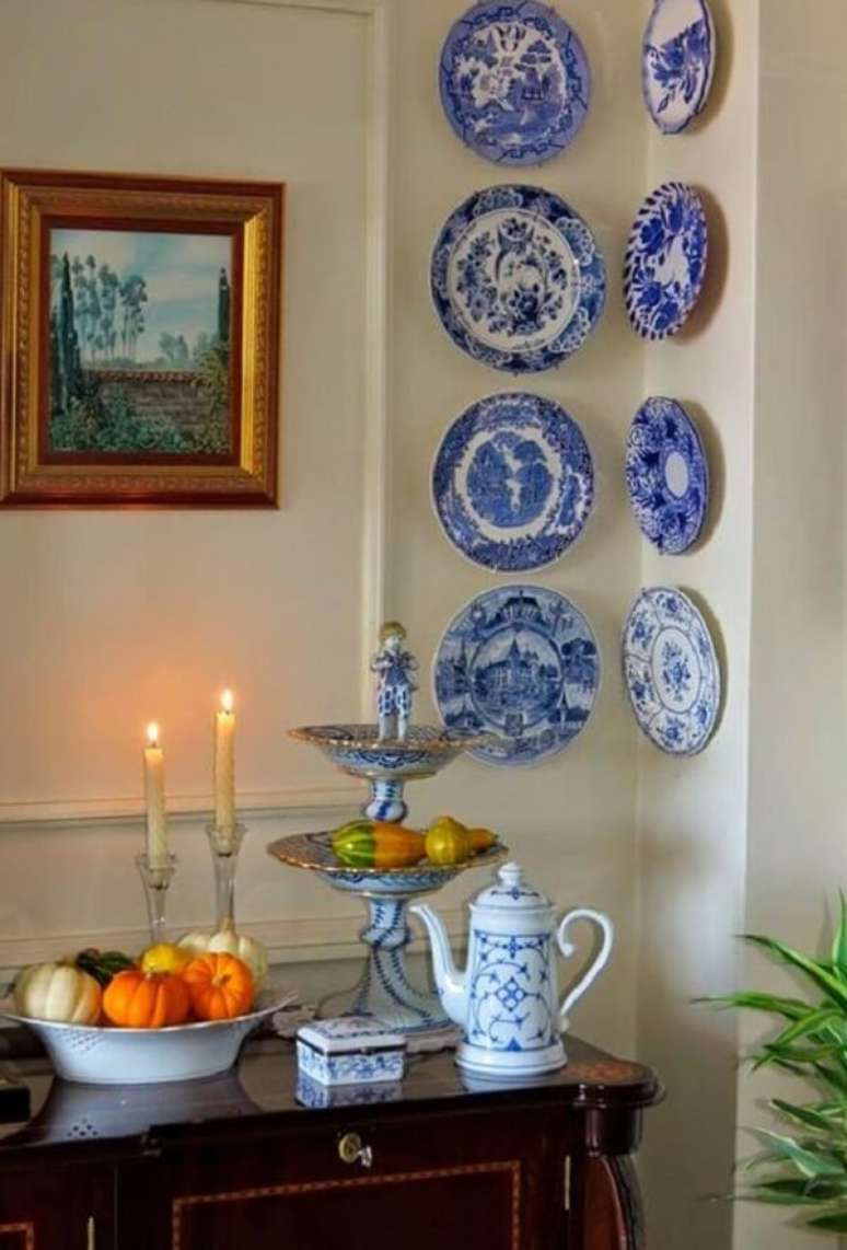 44. Os pratos decorativos para parede trazem um toque charmoso para o espa&ccedil;o. Fonte: Wevans