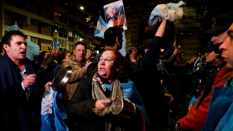 Manifestantes contrários e favoráveis a Kirchner foram às redondezas do apartamento dela em Buenos Aires na segunda-feira (22)