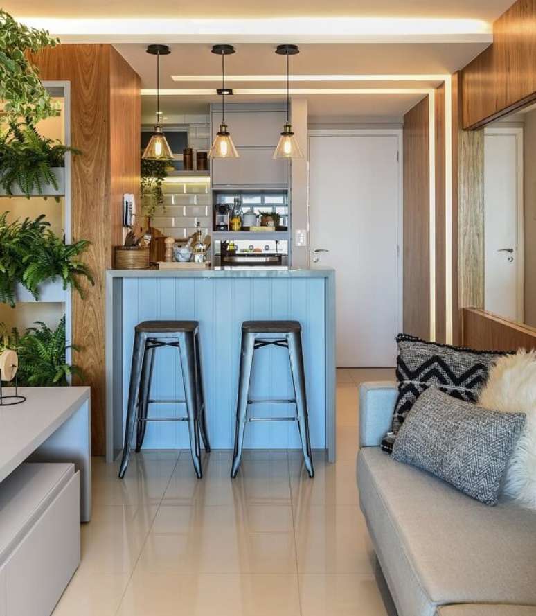 64. Cozinha planejada com bancada simples e cadeira alta azul – Foto Larissa Catossi Arquitetura