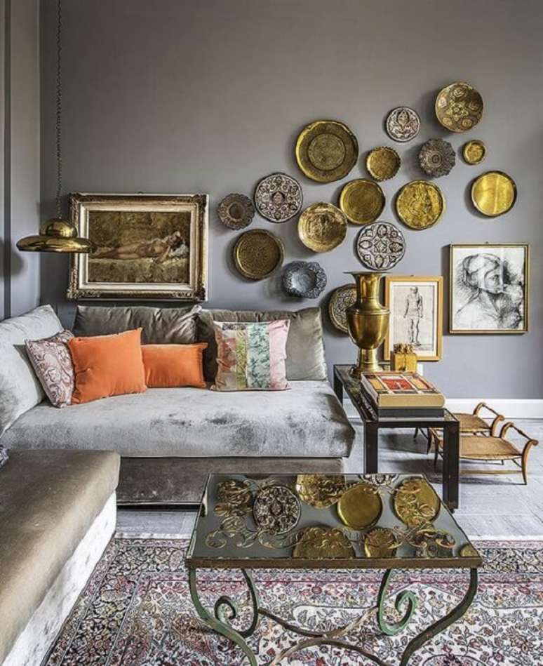 9. Sala de estar aconchegante com pratos decorativos. Fonte: Interior.ru