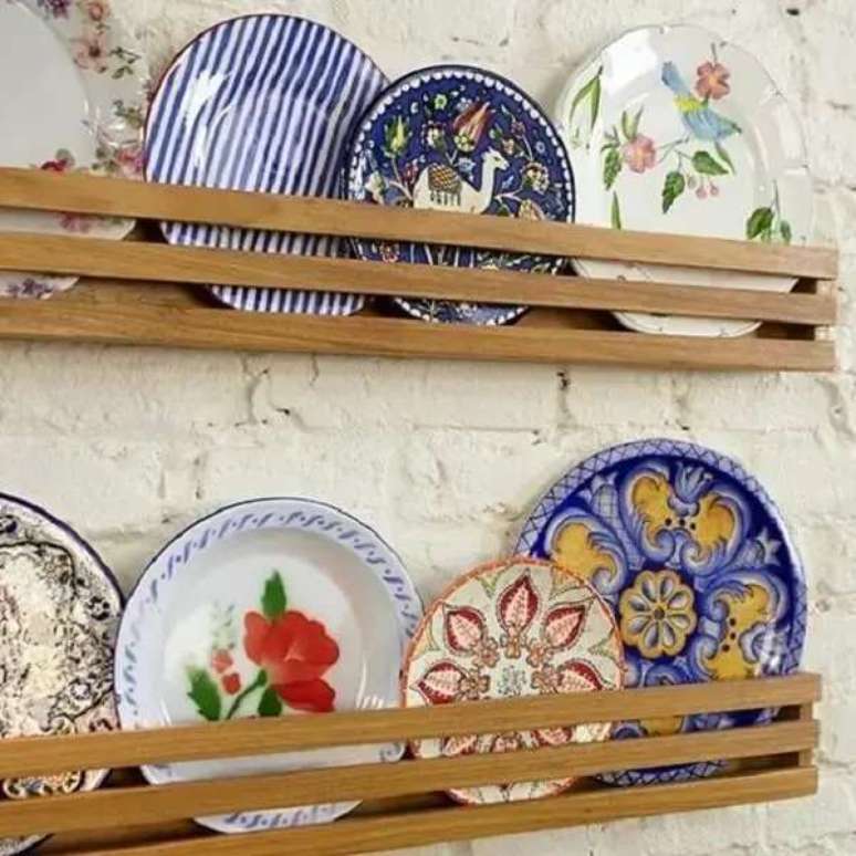 14. Suporte para pratos decorativos: usar prateleiras &eacute; um jeito descolado de expor os pratos decorativos para parede. Fonte: Perfeita Ordem