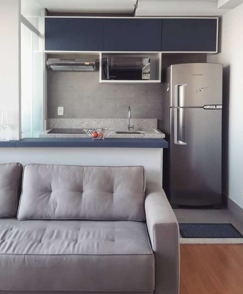 37. Cozinha planejada com bancada de azul marinho e sofa cinza – Foto okka