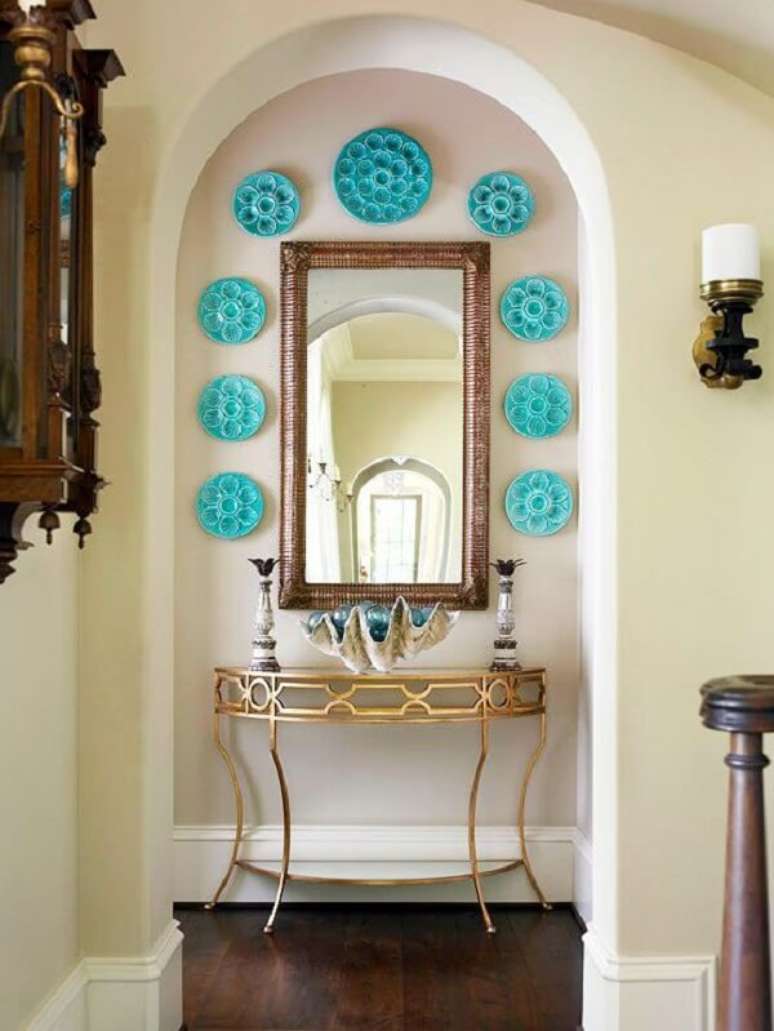 7. Espelho e pratos decorativos completam o decor. Fonte: Better Homes and Gardens