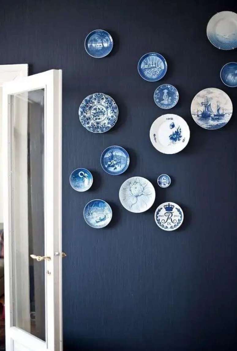 28. Pratos decorativos em tons de azul. Fonte: Lolaf&aacute;