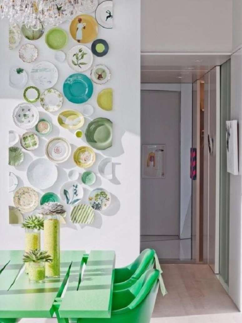 24. Que tal apostar em pratos decorativos em tom de verde? Fonte: Houzz
