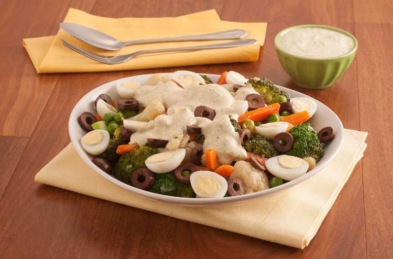 Salada de br&oacute;colis e cenoura | Foto: Guia da Cozinha