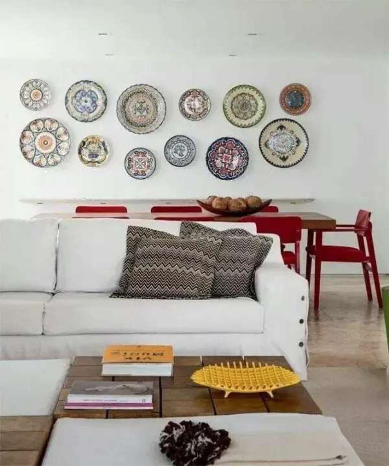 37. Para uma parede grande o ideal &eacute; expor pratos decorativos maiores. Fonte: My Desired Home
