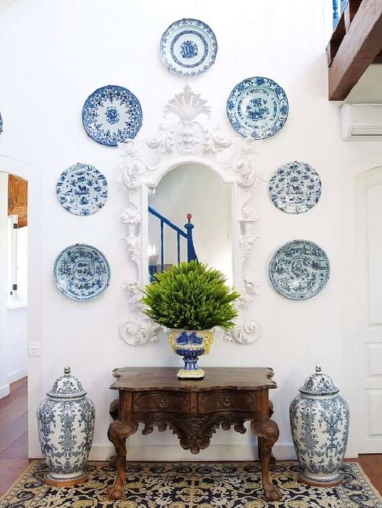 61. Ambiente delicado e sofisticado com pratos decorativos. Fonte: Daily Mail