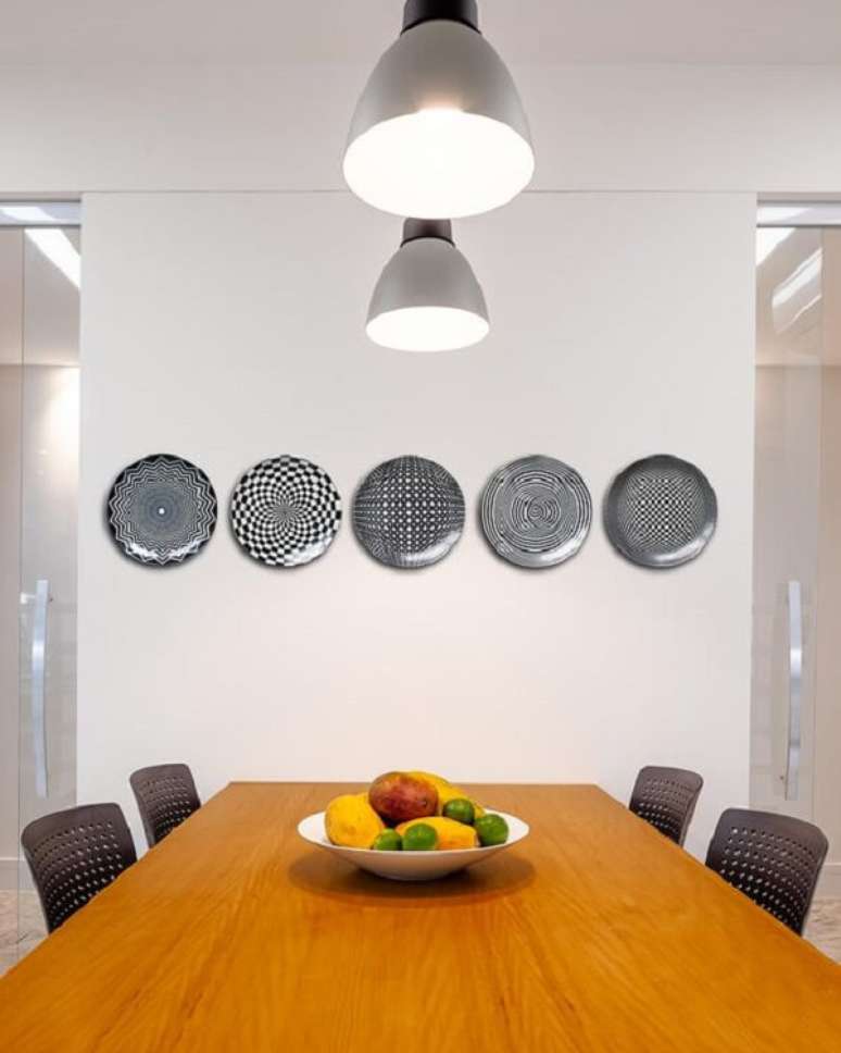 21. Sala de jantar com parede com pratos decorativos. Fonte: Design Weekend