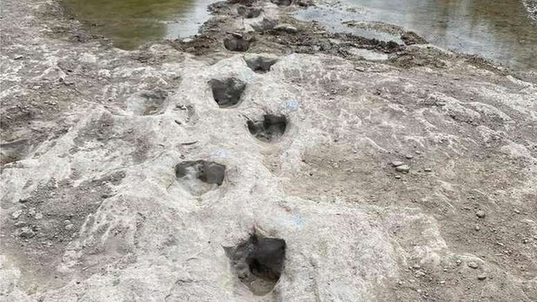 Pegadas de dinossauro no Parque Estadual Dinosaur Valley, nos Estados Unidos