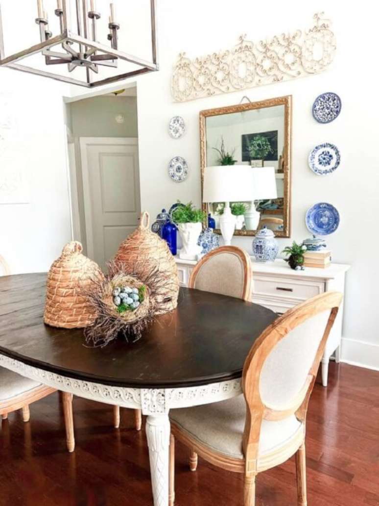 19. Sala de jantar aconchegante com espelho e pratos decorativos na parede. Fonte: 2 Bees in a Pod