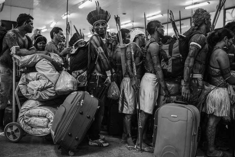 Foto de Lalo de Almeida está na exposição Uma Concertação pela Amazônia- Rotas Brasileiras; na foto, índios  Mundurukus em uma fila no aeroporto de Altamira após protesto contra a construção da usina de Belo Monte 