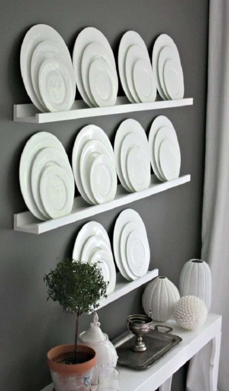 27. Pratos decorativos brancos completam o decor. Fonte: Dining Room Inspiration
