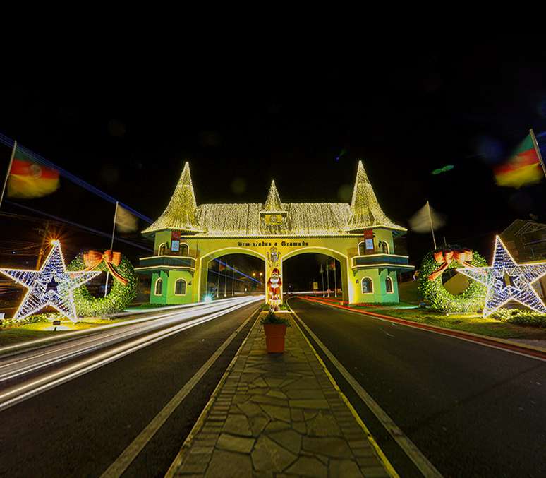 A cidade recebe os visitantes com a decoração natalina do Pórtico de Gramado.