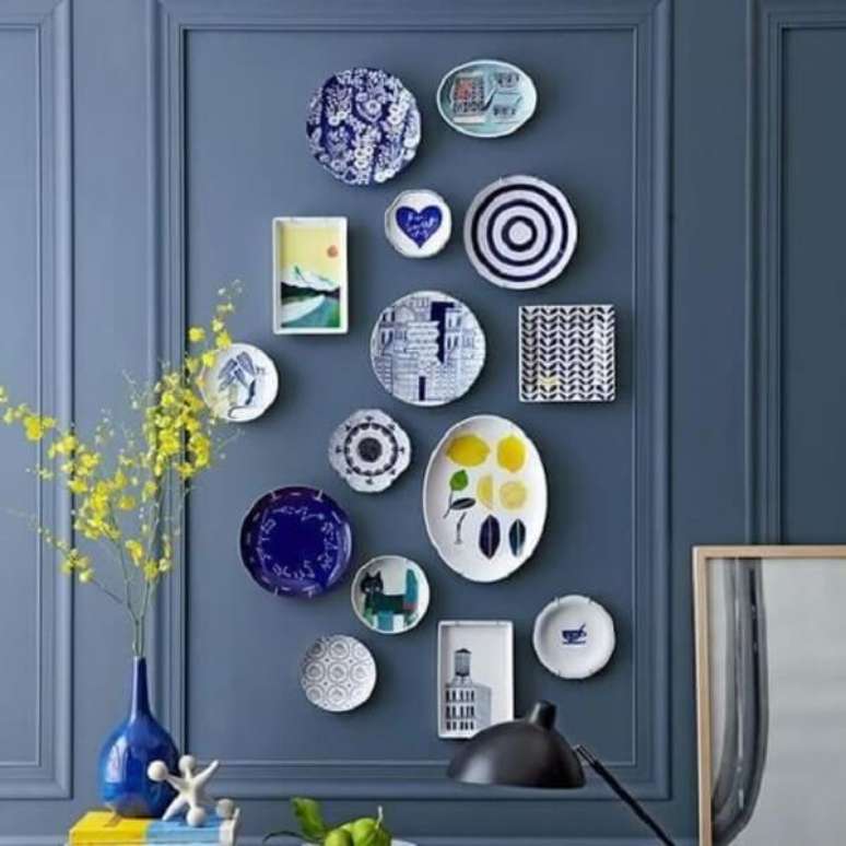 54. Forme uma linda obra de arte no ambiente com pratos decorativos. Fonte: Casa e Festa